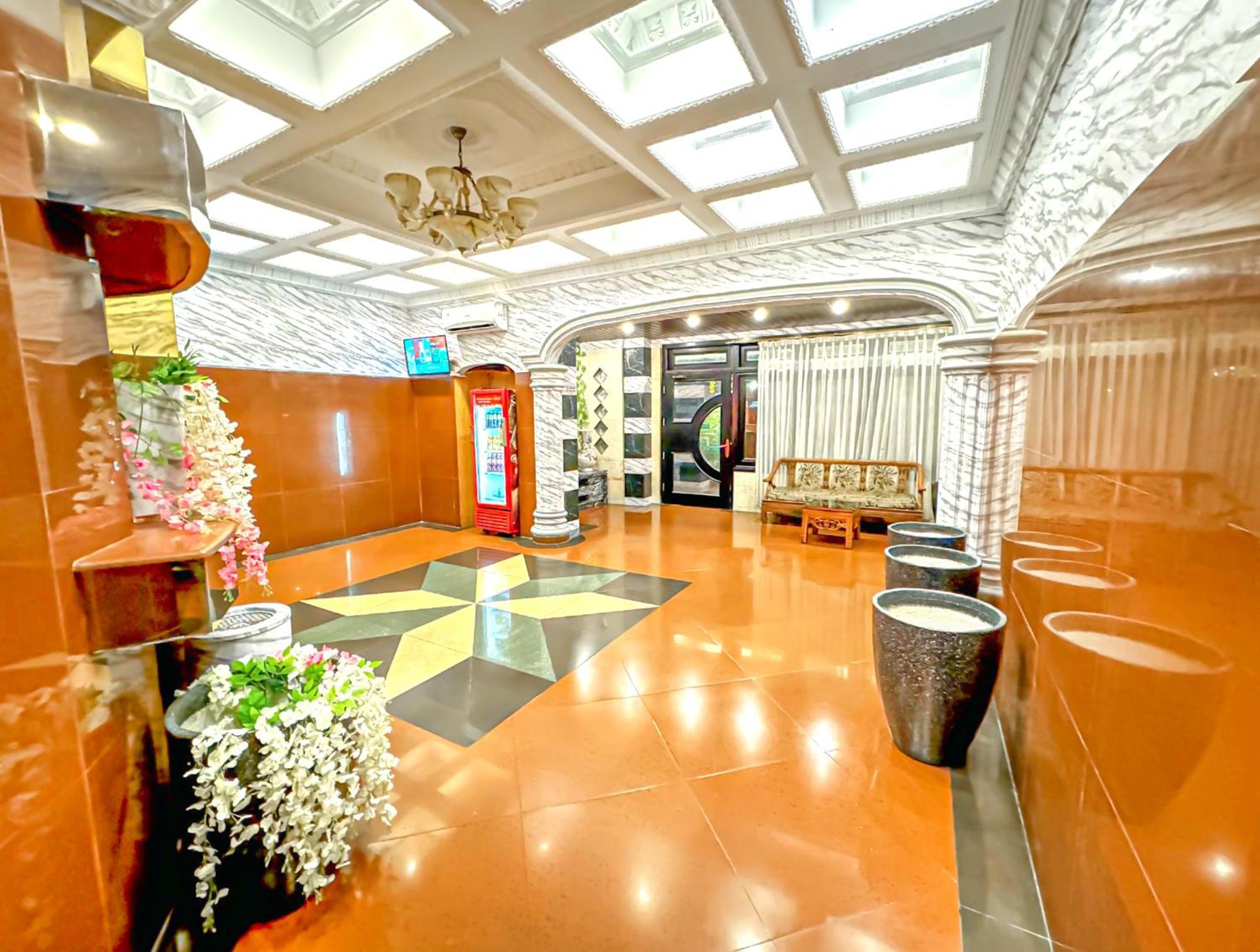 Grand Bandara Hotel *